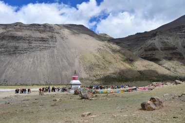 Dorchen, Tibet, Çin, Haziran, 18, 2018. Hacılar Kailas çevresinde Cora başında beyaz Budist stupa yakınındaki