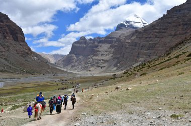 Dorchen, Tibet, Çin, Haziran, 18, 2018. İnsanlar Kailas çevresinde parikramaya Tibet'te yapma atları ile