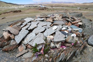 Tibet. Budist dua taşlarla mantralar ve ritüel çizimler Dorchen kasaba çevresinde mount Kailash izi üzerinde