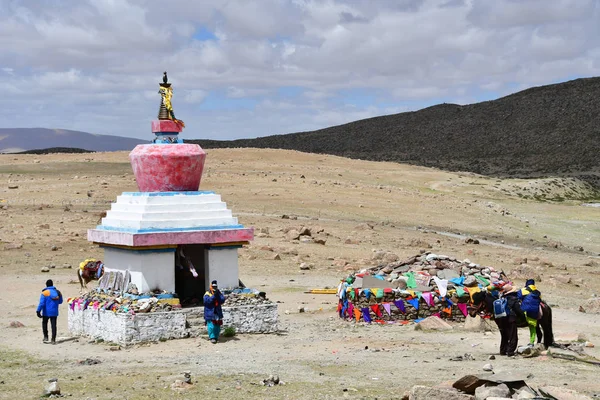 Dorchen Tibet Čína Června 2018 Poutníci Blízkosti Bílé Buddhistická Stúpa — Stock fotografie