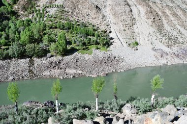 Tibet, güneşli gün Brahmaputra Nehri