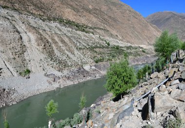 Tibet, güneşli gün Brahmaputra Nehri