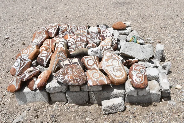 Tibete Pedras Oração Budistas Com Mantras Desenhos Rituais Trilha Cidade — Fotografia de Stock