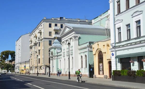 Moskova, Rusya, Ağustos, 12, 2018.Moscow, Pokrovka sokak. Gryazi Pokrovsky kapısı ve Oyuncak Müzesi'nde Holy Trinity Kilisesi