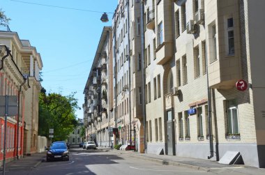 Moskova, Rusya, Ağustos, 12, 2018.Moscow, Lyalin lane. Sağdaki House 20. Daireli ev (1911, mimar Ivan Kondratenko)
