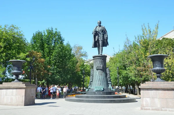 Москва Россия Августа 2018 People Walking Sretensky Boulevard Summer Monument — стоковое фото