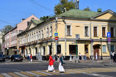 Moskova, Rusya, Eylül, 01, 2018. Moskova'da 16 bina A. ı. Alabov eski şehir Emlak Bolshoy Spasoglinischevsky pereulok, 9/1, içinde yakınındaki insanlar yürürken, insanlar