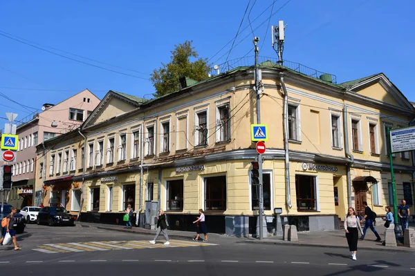 Moscú Rusia Septiembre 2018 Personas Caminando Cerca Antigua Finca Ciudad —  Fotos de Stock