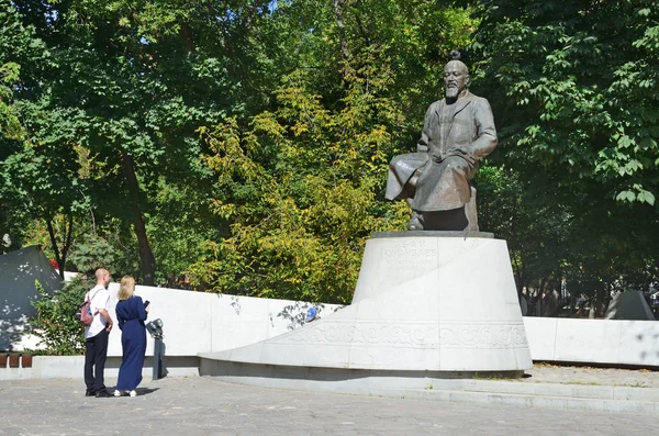 Moscou Russie Août 2018 Personnes Marchant Près Monument Poète Penseur — Photo
