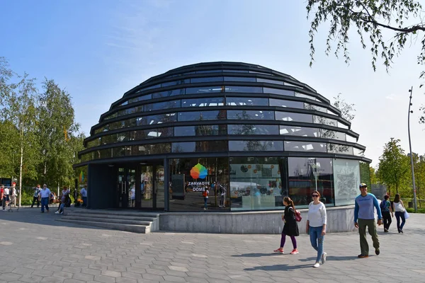 Moskova, Rusya, Eylül, 01, 2018. Zaryadye park, Moskova Zaryadye ev yanındaki insanlar