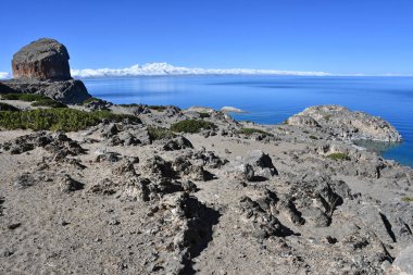 Tibet, göl Nam-Tso (Nam Tso) yazın, deniz seviyesinden 4718 metre. Geoglyph - cape Tomchok ata kulaklar. Yer güç