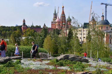 Moskova, Rusya, Eylül, 01, 2018. Aziz Basil Katedrali ve işçinin kule Kremlin Zaryadye Park bakış açısı. Moskova