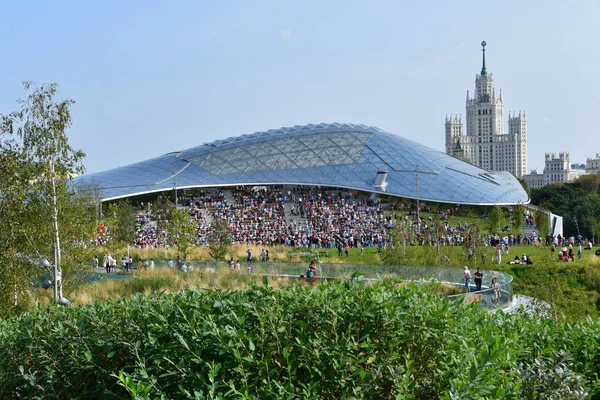 Moskova, Rusya, Eylül, 01, 2018. İnsanlar büyük amphitheater 