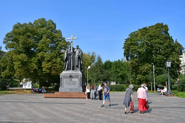 ロシア モスクワ 2018 日夏にキリルとメトディウスの Ilyinskaya 広場の記念碑の横に歩く人々 — ストック写真