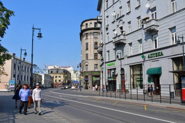Moskova, Rusya, Eylül, 01, 2018. İnsanlar üzerinde sokak Solyanka güneşli gün erken güz