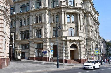 Moskova, Rusya, Eylül, 01, 2018. House 9/11/2 yakınındaki Varvarka Caddesi üzerinde beyaz araba