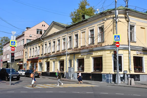 Moscú Rusia Septiembre 2018 Personas Caminando Cerca Antigua Finca Ciudad —  Fotos de Stock