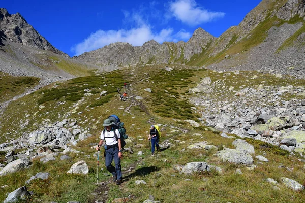 Arkhyz Federacja Rosyjska Kaukaz Września 2018 Turyści Pochodzą Przełęczy Irkiz — Zdjęcie stockowe