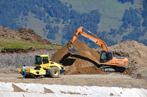 Arkhyz Ryssland Kaukasus September 2018 Mål Grävmaskin Och Bomag Road — Stockfoto