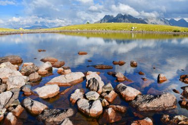 Rusya, Kafkasya, Arkhyz. Lake alt Kara-su Eylül ayında bulutlu havalarda