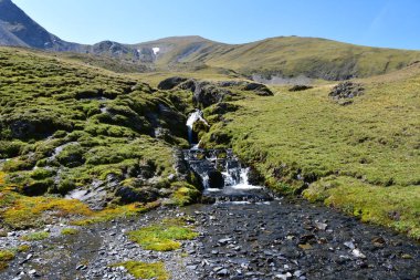 Rusya, Kafkasya, Arkhyz. Güneşli bir gün Gabulu-Chat nehirde bir kaynaktan küçük şelale