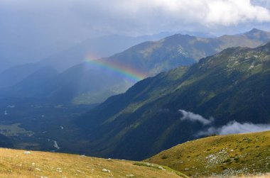 Rusya, sonbahar. Gökkuşağı Arkhyz dağlarında
