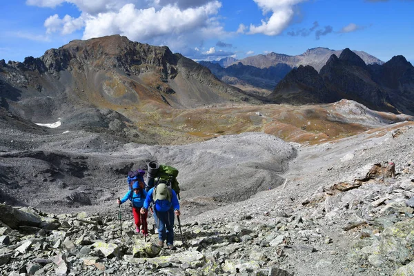 Arkhyz Rusia Cáucaso Septiembre 2018 Turistas Escalando Paso Fedoseev Otoño — Foto de Stock