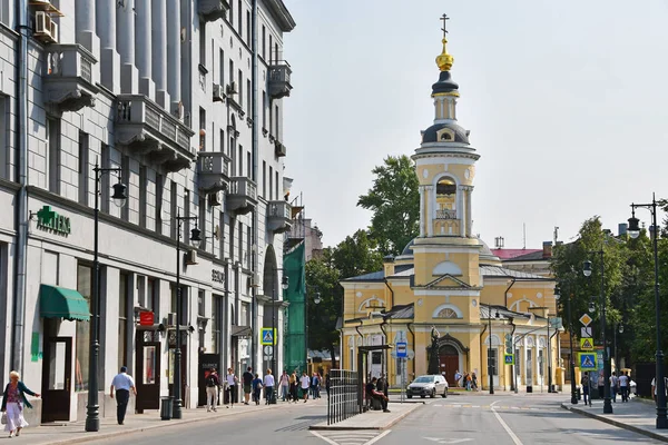 Moscou Rússia Setembro 2018 Pessoas Andando Perto Igreja Natividade Virgem — Fotografia de Stock