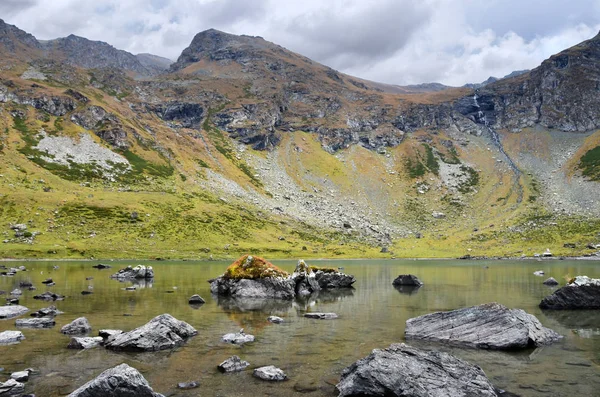 Russie Arkhyz Lac Zaprudnoye Automne Par Temps Nuageux — Photo