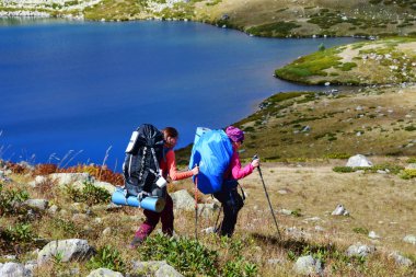 Arkhyz, Rusya, Kafkasya, Eylül, 18, 2018. Patiozerye göller Zagedan rock yakınındaki biri geçmiş yürüyüş turist 
