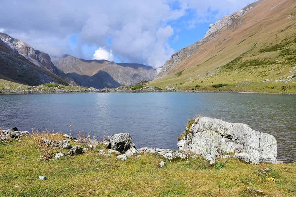 Oroszország Arkhyz Lake Zaprudnoye Ősszel Felhős Nap — Stock Fotó