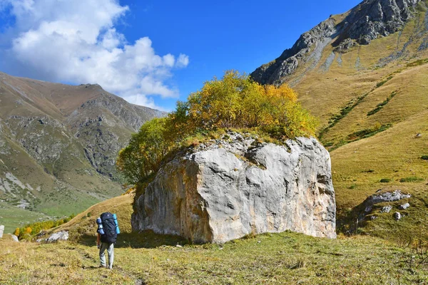 Arkhyz Rusia Cáucaso Septiembre 2018 Turista Pasa Por Una Gran —  Fotos de Stock