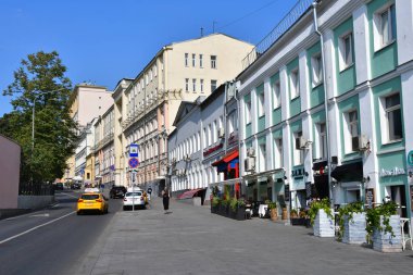 Moskova, Rusya, Eylül, 01, 2018. Kitay-Gorod otel Lubyansky geçit üzerinde yürüyen insanlar. Ev inşa 25, 1 - eski chirikovs ' Şehir Emlak, daha sonra - ryzhenkovs daire ev, 1806 yılında inşa