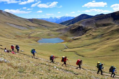 Arkhyz, Rusya, Kafkasya, 19 Eylül 2018.Çilik geçidinden Atsgara geçidine gelen turistler