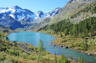 Altay bölgesi, Ust-Koksinsky bölgesinde, güneşli havalarda Gölü Poperechnoye (çapraz)
