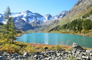 Altay bölgesi, Ust-Koksinsky bölgesinde, güneşli havalarda Gölü Poperechnoye (çapraz)