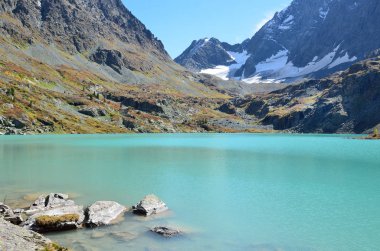 Sonbaharda Rusya, Altay Dağları, göl Kuyguk (Kuiguk)
