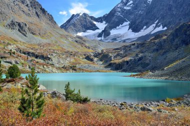 Sonbaharda Rusya, Altay Dağları, göl Kuyguk (Kuiguk)