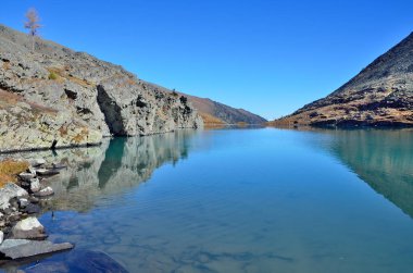 Güneşli havalarda sonbaharda Rusya, Altay Dağları, göl Acchan (Akchan)