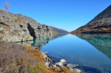 Güneşli havalarda sonbaharda Rusya, Altay Dağları, göl Acchan (Akchan)