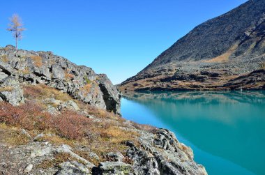 Güneşli havalarda sonbaharda Rusya, Altay Dağları, göl Acchan (Akchan)