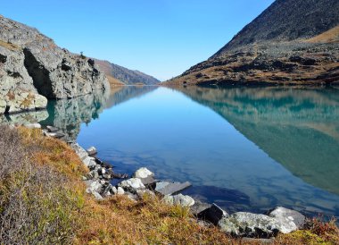 Güneşli havalarda sonbaharda Rusya, Altay Dağları, göl Acchan (Akchan)