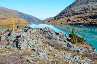 Güneşli havalarda sonbaharda Rusya, Altay Dağları, göl Acchan (Akchan)