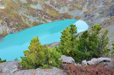 Sonbaharda Rusya, Altay Dağları, göl Kuyguk (Kuiguk)