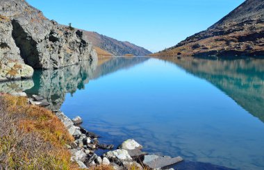 Güneşli havalarda sonbaharda Rusya, Altay Dağları, göl Acchan (Akchan)