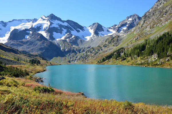 Altay bölgesi, Ust-Koksinsky bölgesinde, güneşli havalarda Gölü Poperechnoye (çapraz)