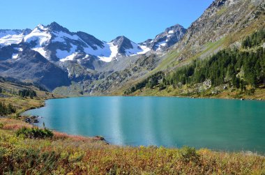 Altay bölgesi, Ust-Koksinsky bölgesinde, güneşli havalarda Gölü Poperechnoye (çapraz)