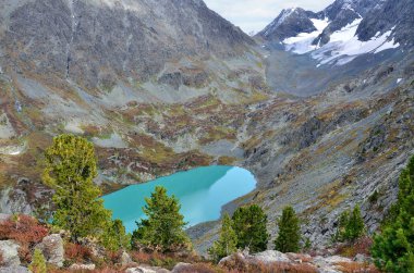 Sonbaharda Rusya, Altay Dağları, göl Kuyguk (Kuiguk)