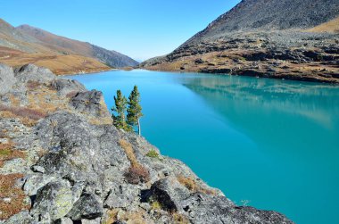 Rusya, Altay Dağları, göl Acchan (Akchan) Eylül ayında bulutlu hava