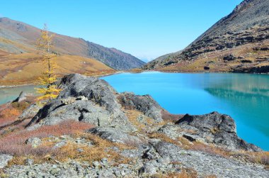 Rusya, Altay Dağları, göl Acchan (Akchan) Eylül ayında bulutlu hava